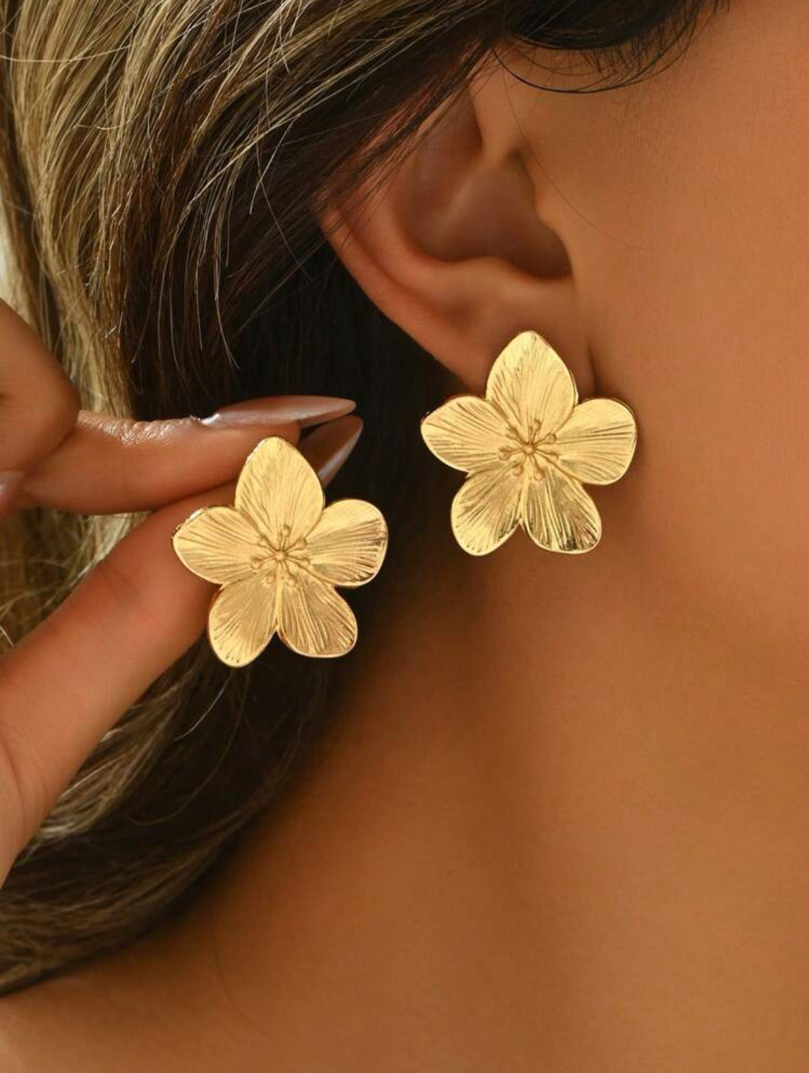 Elegant floral design earrings