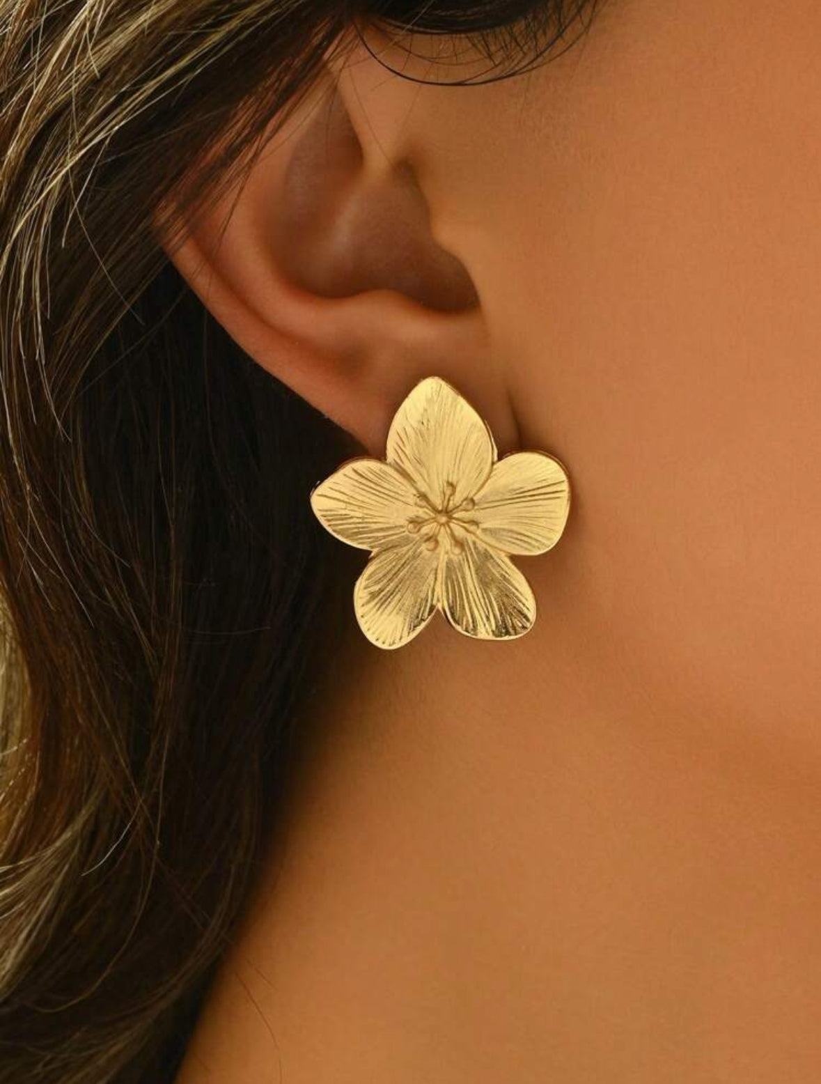 Elegant floral design earrings
