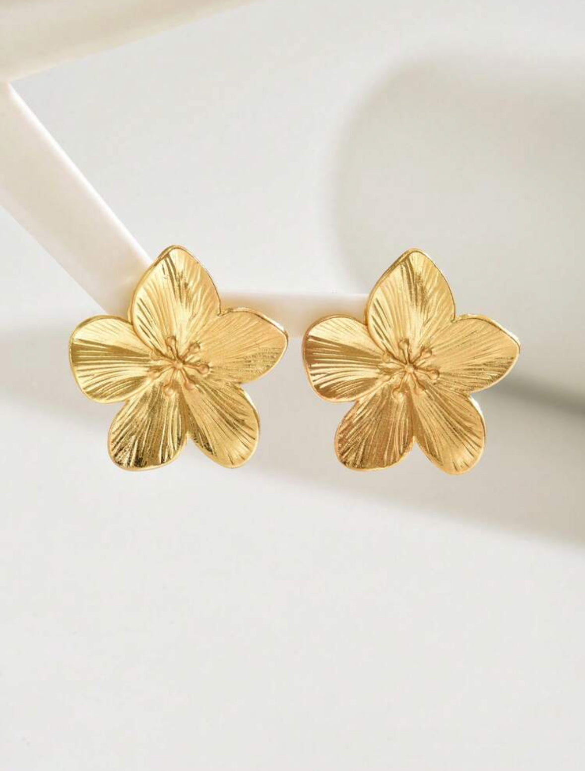 Elegant floral design earrings